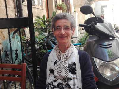 Un�occupazione faticosa, ma che �Nan�ne du mirre� non intende lasciare, nonostante l�et�. �Gli dico sempre di smettere di lavorare perch� � anziano, ma lui non mi ascolta � sottolinea la 73enne moglie Elvira -. Inizia alle 7 del mattino, si ferma solo per il pranzo e per riposare un po� e dopo riprende fino alle 18. Ma se qualche cliente lo chiama si attiva a qualsiasi ora�